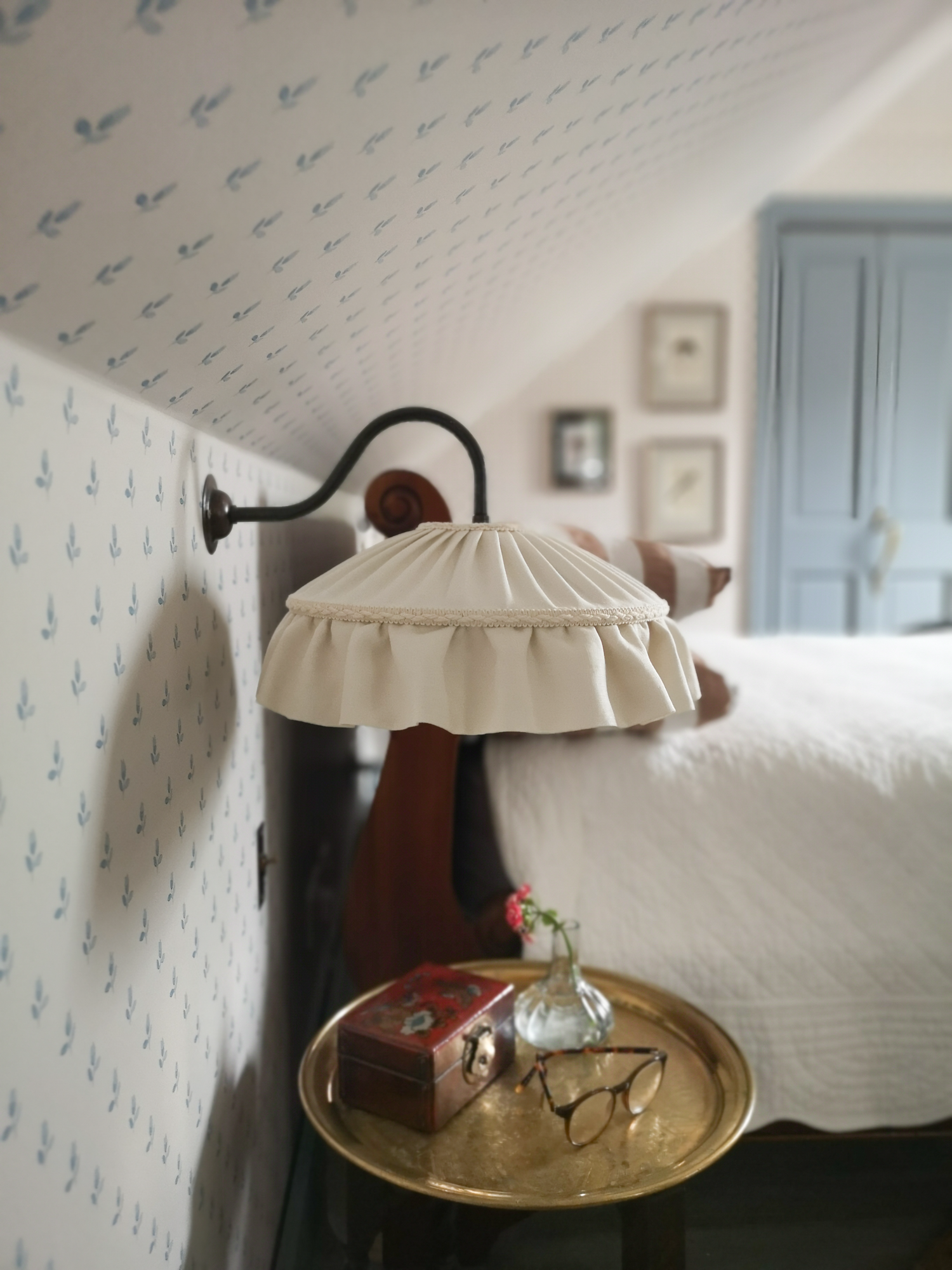 Featured image for “Cream Tiffany Ruffle Wall Light”